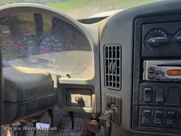 image for item FH6026 2002 International 4300 rollback truck