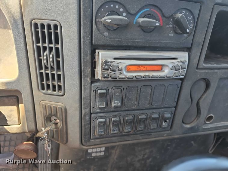image for item FH6026 2002 International 4300 rollback truck