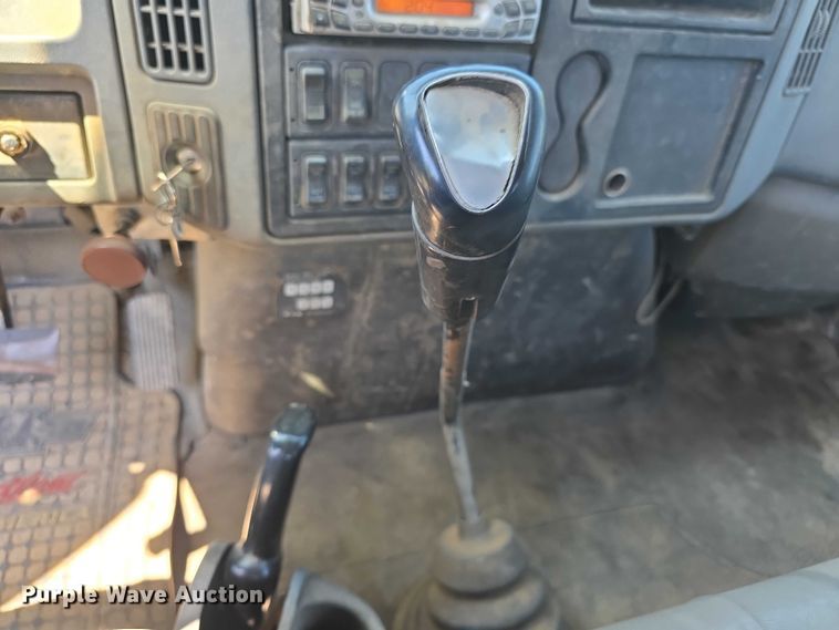 image for item FH6026 2002 International 4300 rollback truck