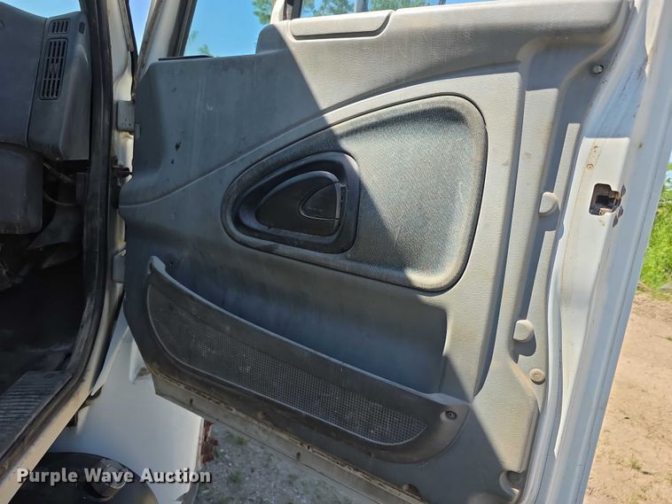 image for item FH6026 2002 International 4300 rollback truck