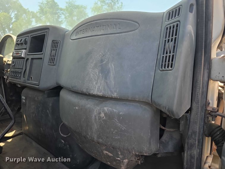image for item FH6026 2002 International 4300 rollback truck