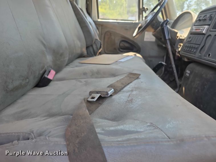 image for item FH6026 2002 International 4300 rollback truck