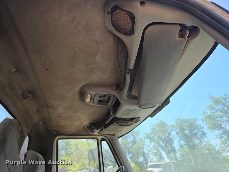 image for item FH6026 2002 International 4300 rollback truck