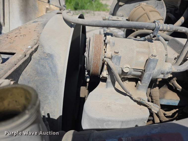 image for item FH6026 2002 International 4300 rollback truck