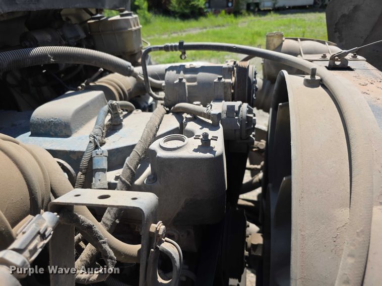 image for item FH6026 2002 International 4300 rollback truck