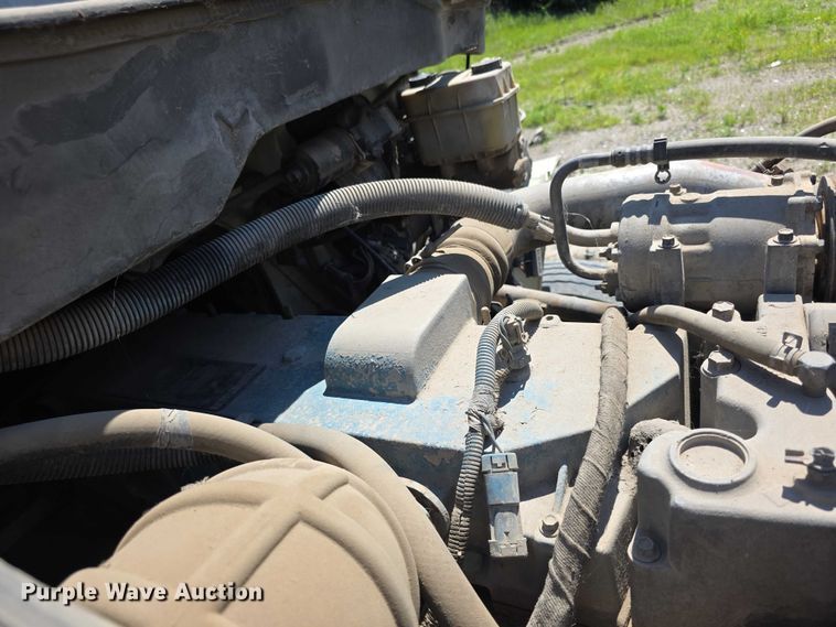 image for item FH6026 2002 International 4300 rollback truck