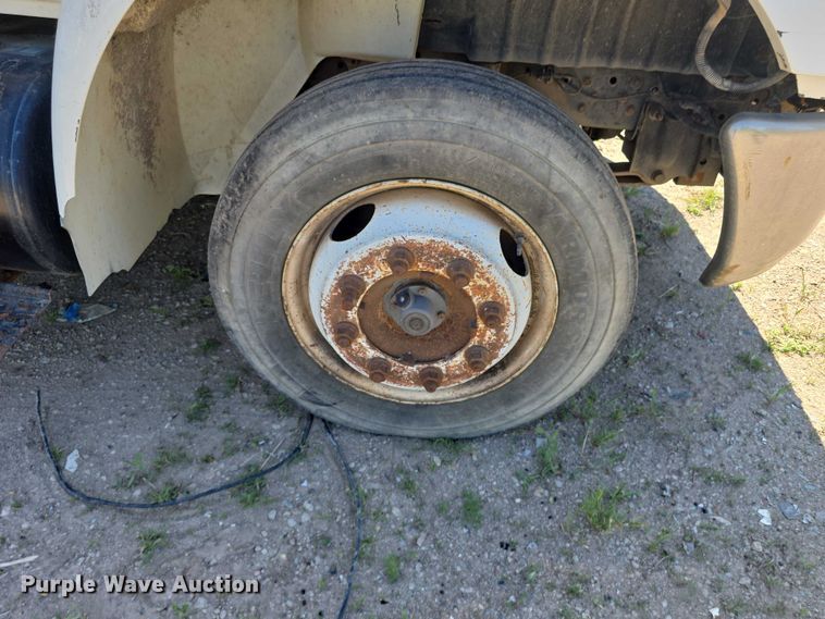 image for item FH6026 2002 International 4300 rollback truck