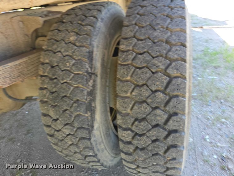 image for item FH6026 2002 International 4300 rollback truck