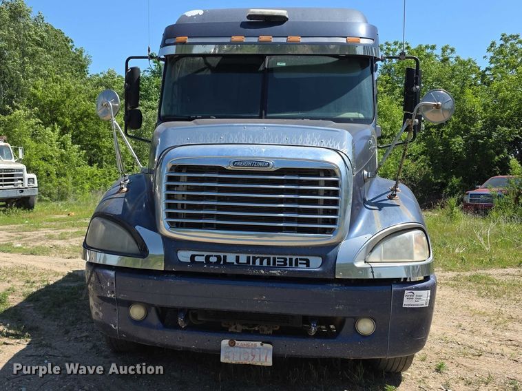 image for item FH6027 2002 Freightliner Columbia semi truck
