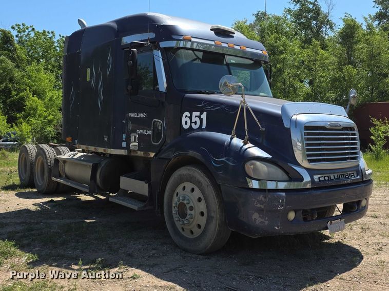image for item FH6027 2002 Freightliner Columbia semi truck