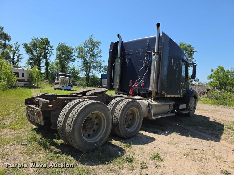 image for item FH6027 2002 Freightliner Columbia semi truck