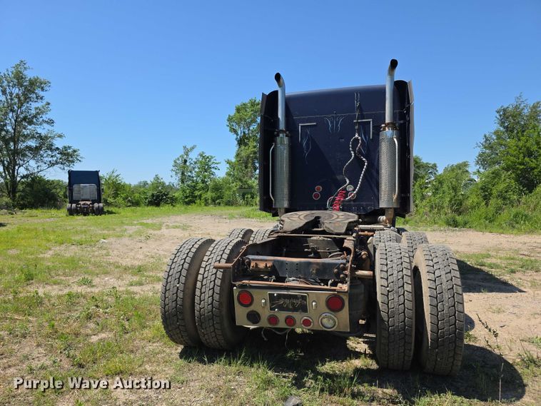 image for item FH6027 2002 Freightliner Columbia semi truck
