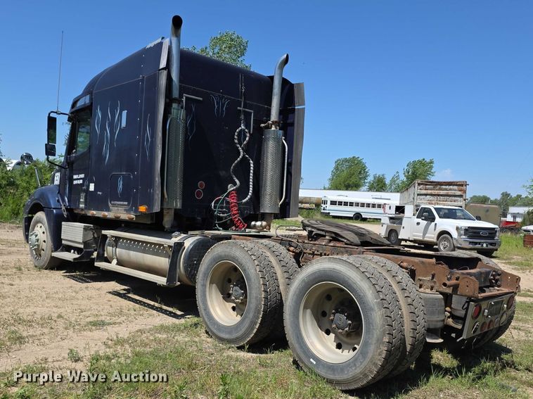 image for item FH6027 2002 Freightliner Columbia semi truck