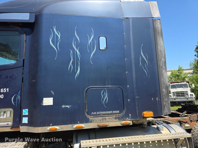image for item FH6027 2002 Freightliner Columbia semi truck