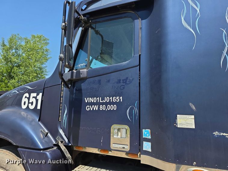 image for item FH6027 2002 Freightliner Columbia semi truck