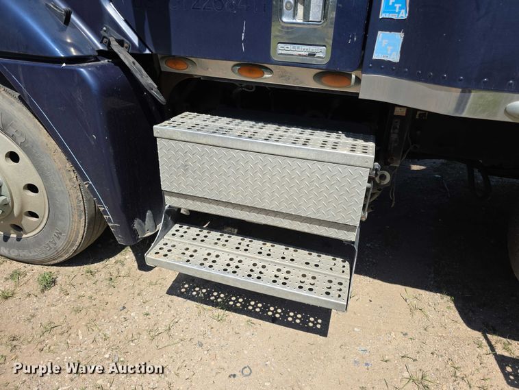 image for item FH6027 2002 Freightliner Columbia semi truck