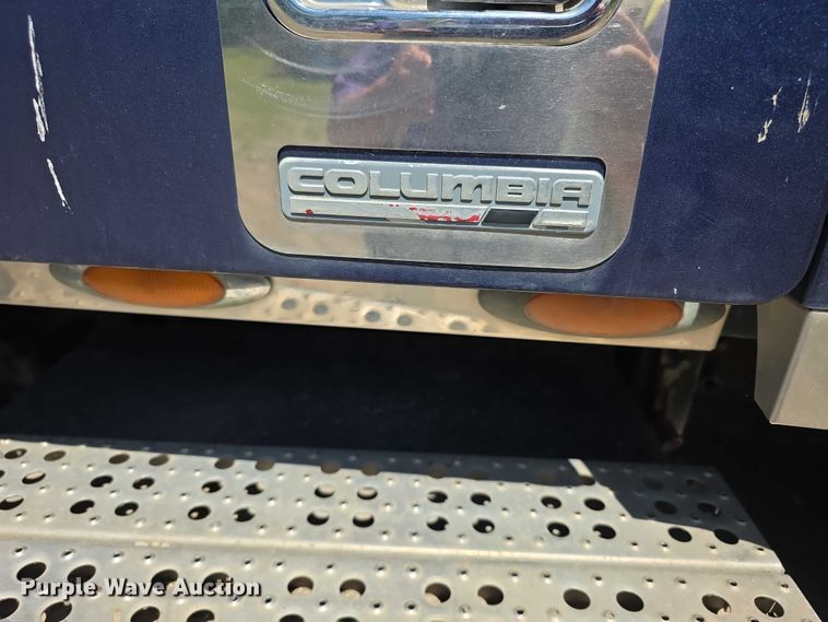 image for item FH6027 2002 Freightliner Columbia semi truck