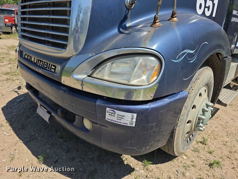 image for item FH6027 2002 Freightliner Columbia semi truck