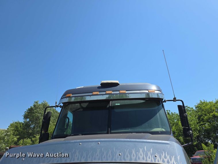 image for item FH6027 2002 Freightliner Columbia semi truck
