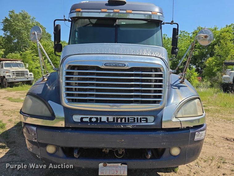 image for item FH6027 2002 Freightliner Columbia semi truck
