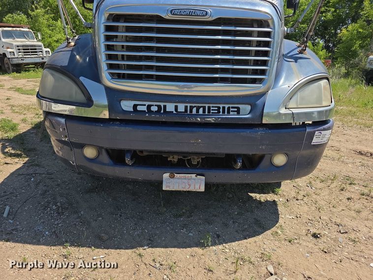 image for item FH6027 2002 Freightliner Columbia semi truck