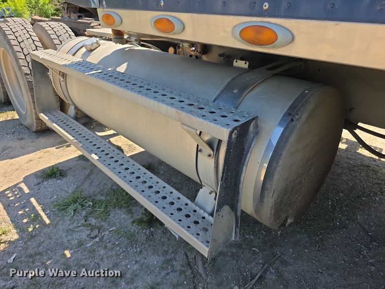 image for item FH6027 2002 Freightliner Columbia semi truck