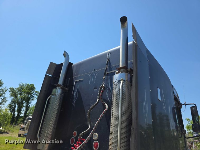 image for item FH6027 2002 Freightliner Columbia semi truck