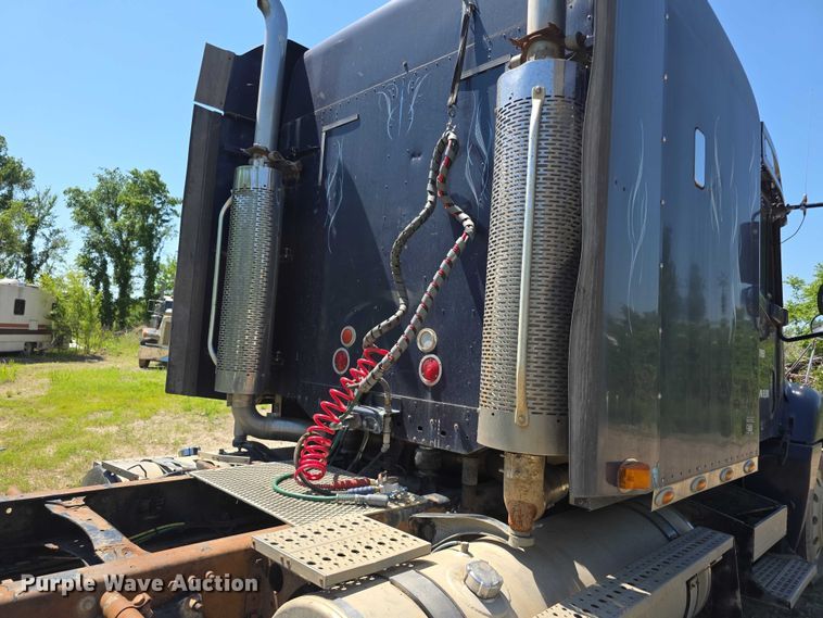 image for item FH6027 2002 Freightliner Columbia semi truck