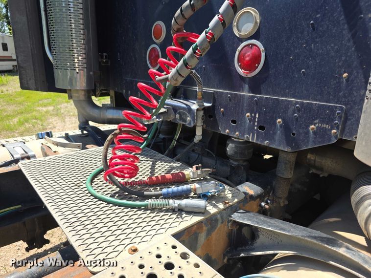 image for item FH6027 2002 Freightliner Columbia semi truck