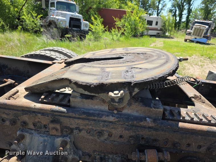 image for item FH6027 2002 Freightliner Columbia semi truck