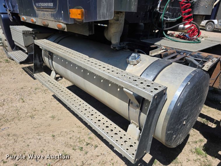 image for item FH6027 2002 Freightliner Columbia semi truck