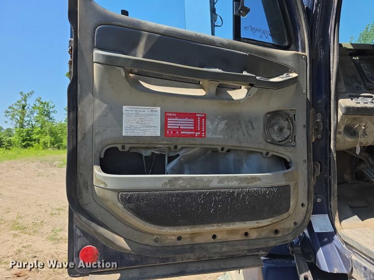 image for item FH6027 2002 Freightliner Columbia semi truck