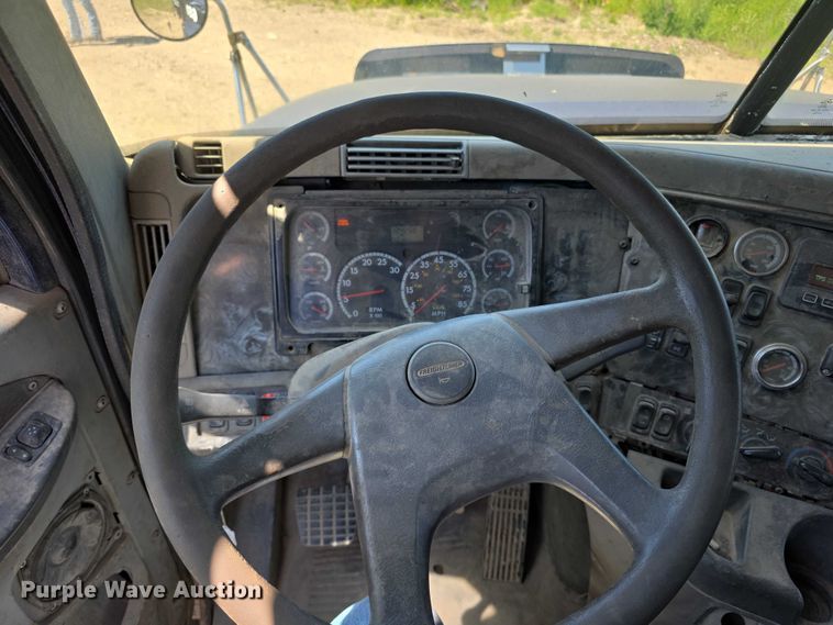 image for item FH6027 2002 Freightliner Columbia semi truck