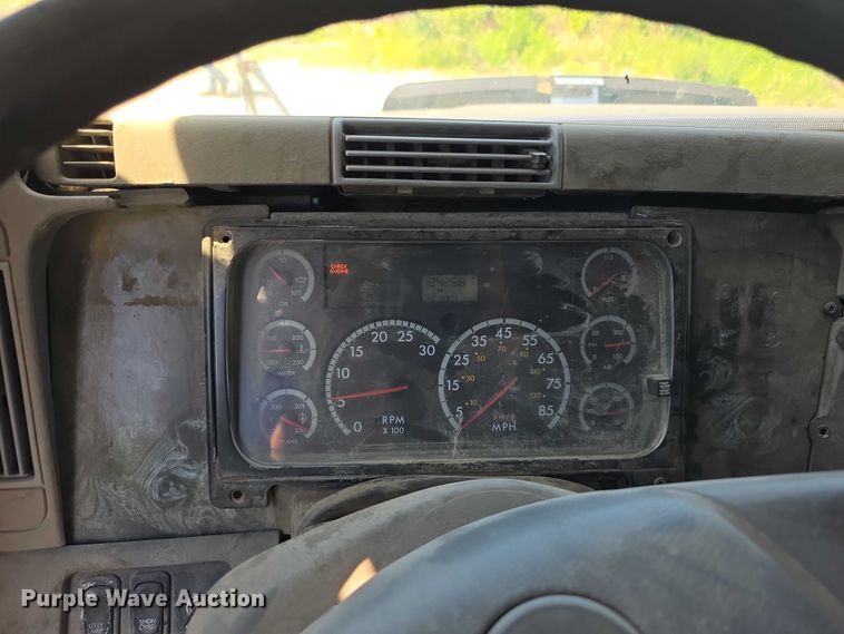 image for item FH6027 2002 Freightliner Columbia semi truck