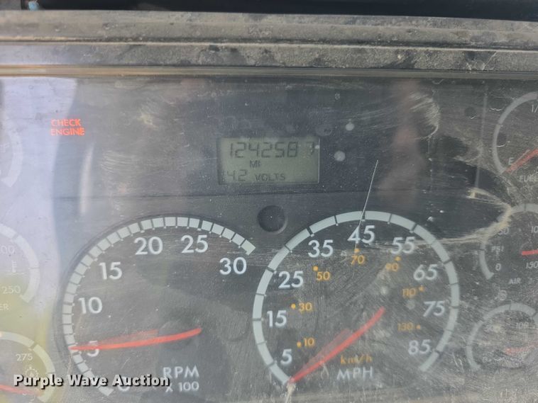 image for item FH6027 2002 Freightliner Columbia semi truck