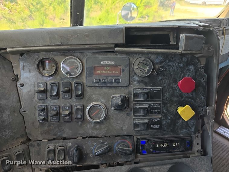 image for item FH6027 2002 Freightliner Columbia semi truck
