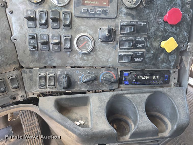 image for item FH6027 2002 Freightliner Columbia semi truck