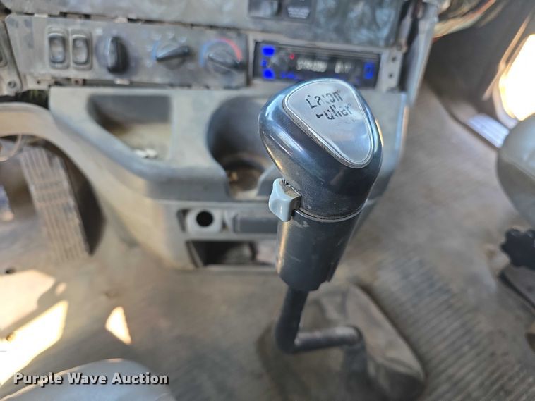 image for item FH6027 2002 Freightliner Columbia semi truck