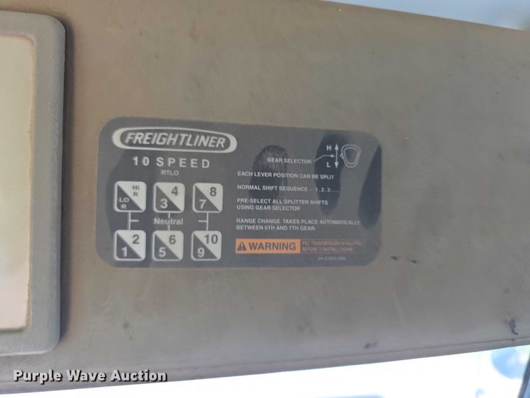image for item FH6027 2002 Freightliner Columbia semi truck