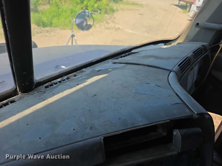 image for item FH6027 2002 Freightliner Columbia semi truck