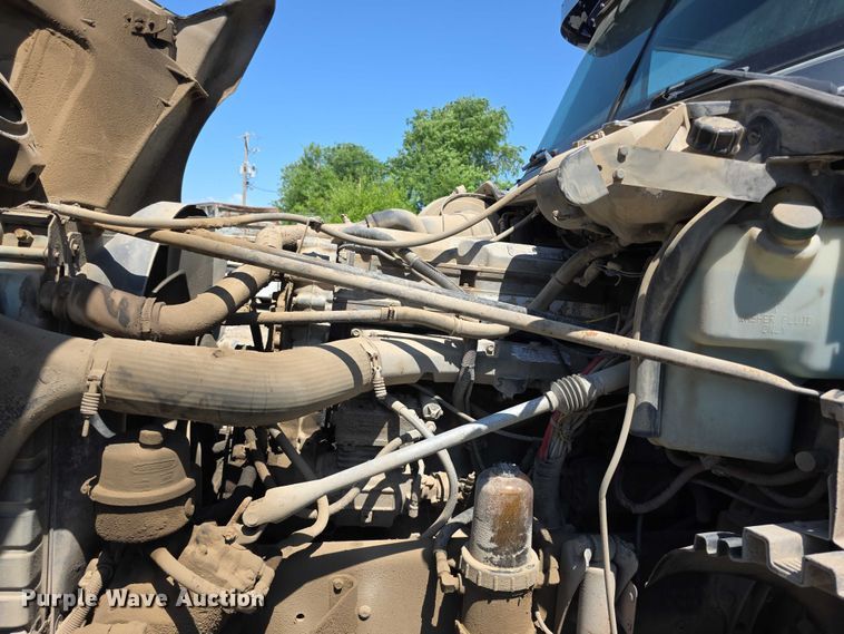 image for item FH6027 2002 Freightliner Columbia semi truck