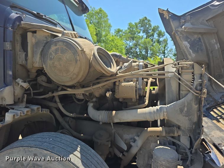 image for item FH6027 2002 Freightliner Columbia semi truck