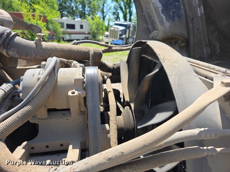 image for item FH6027 2002 Freightliner Columbia semi truck