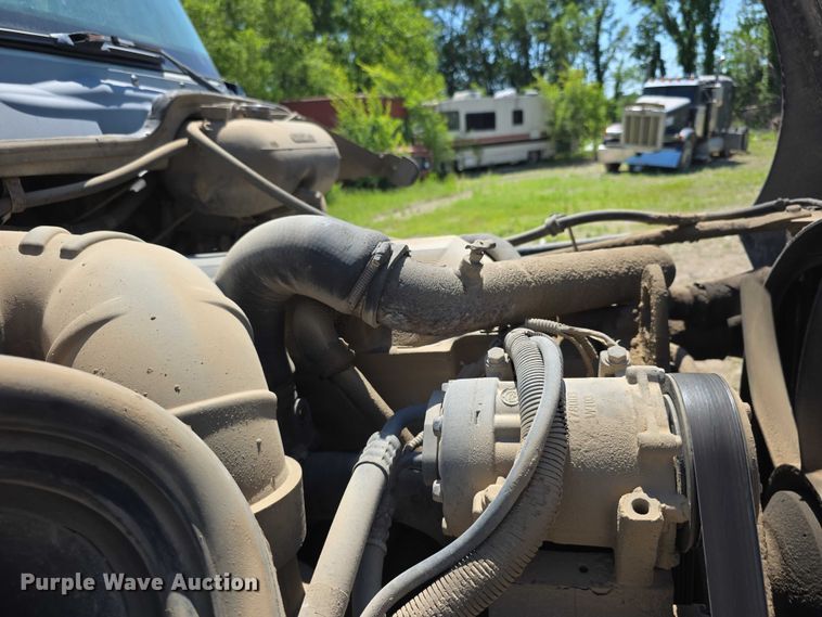 image for item FH6027 2002 Freightliner Columbia semi truck