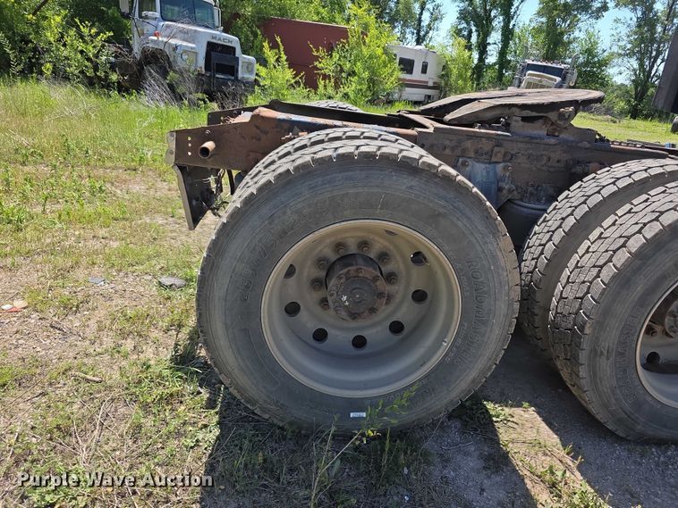 image for item FH6027 2002 Freightliner Columbia semi truck