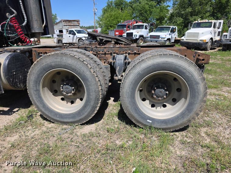 image for item FH6027 2002 Freightliner Columbia semi truck
