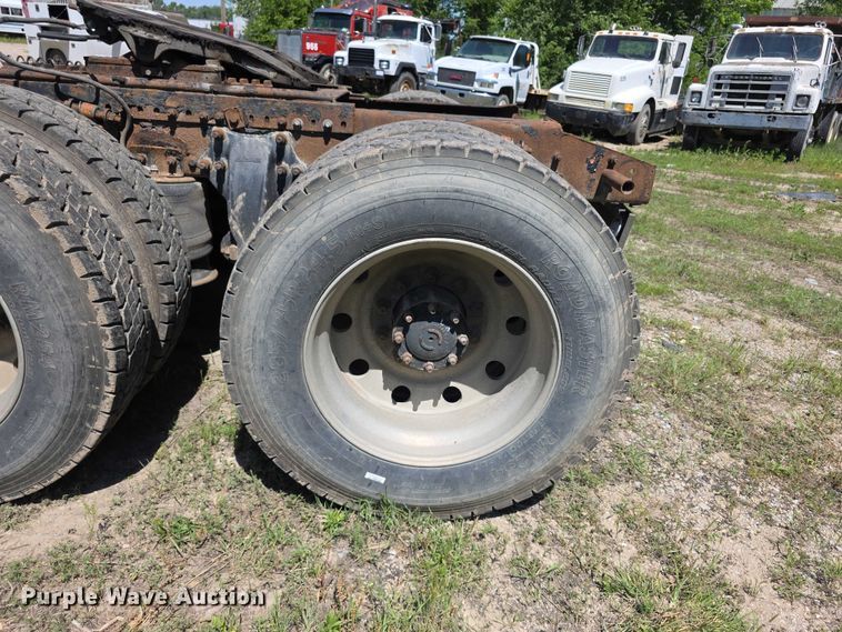 image for item FH6027 2002 Freightliner Columbia semi truck