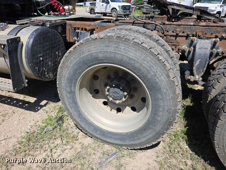 image for item FH6027 2002 Freightliner Columbia semi truck