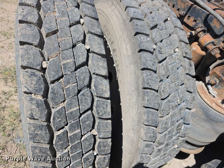 image for item FH6027 2002 Freightliner Columbia semi truck