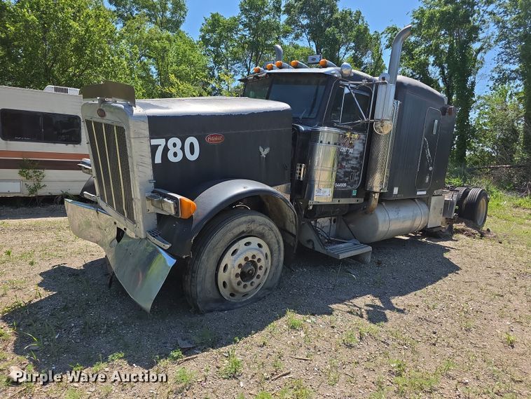 image for item FH6028 1990 Peterbilt 379 semi truck